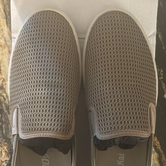 OluKai Slip-On (style: Lae'ahi) Great Condition!! - Picture 4 of 7